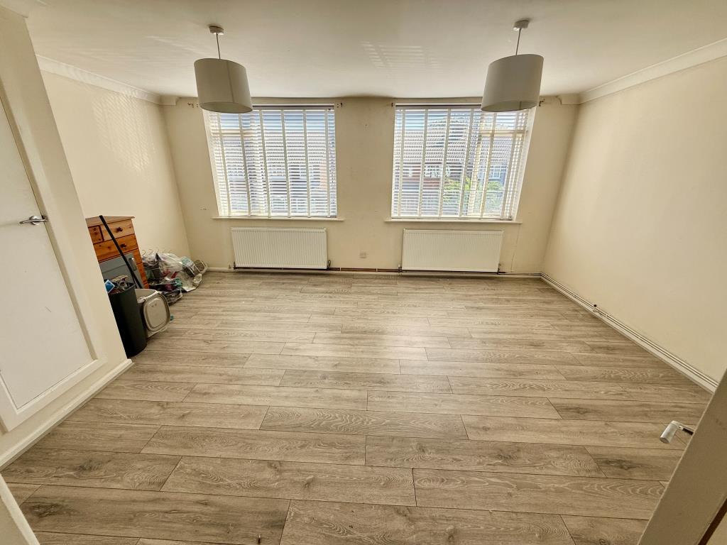 Lot: 64 - VACANT MIXED USE BUILDING - Living room